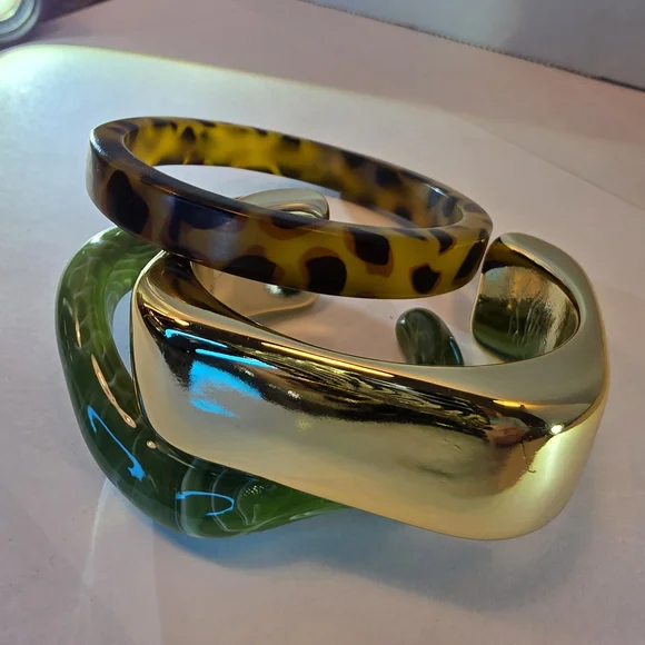 Set of Three Beautiful Acrylic Bangle Bracelets in Tortoise and Gold NWOT - Picture 2 of 5